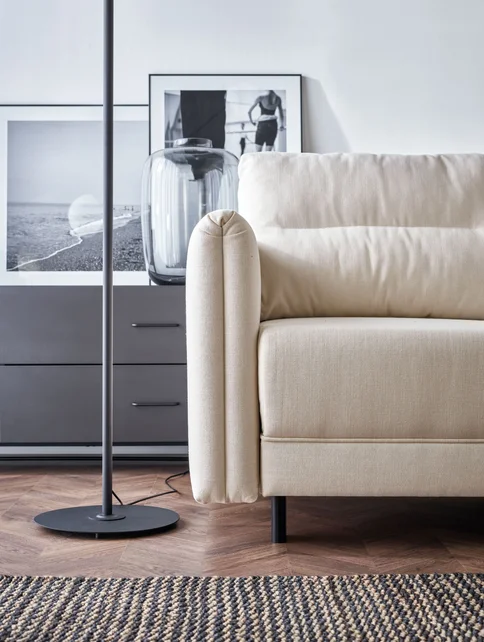 Beżowa sofa i czarne meble